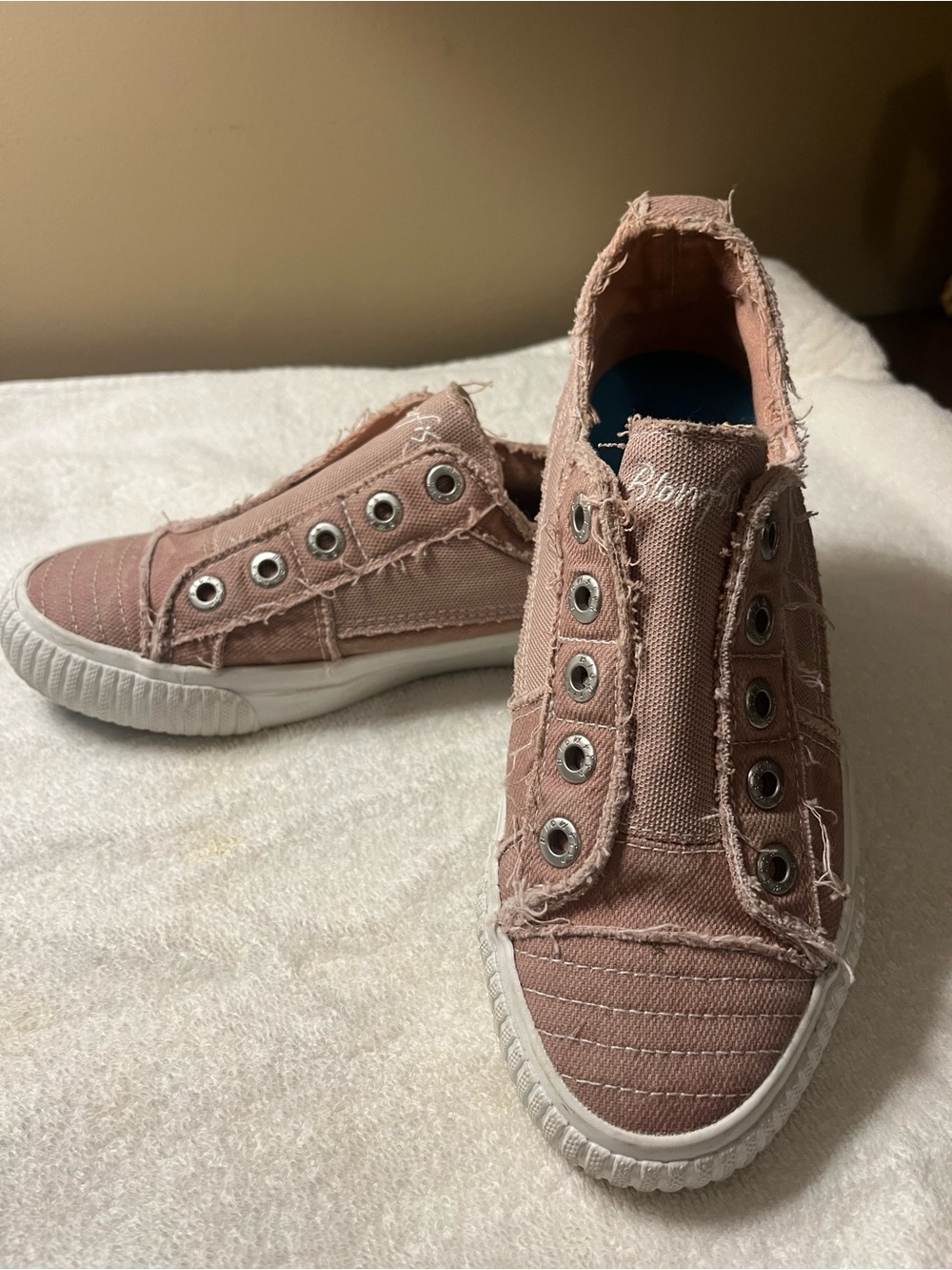 Ladies' Frayed Slip-On Canvas Sneakers in Dusty Rose